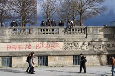 Graffiti next to the Tuileries Park in central Paris, saying: "Borne to the stake" and "Crucial support to A[nne] Hidalgo". Élisabeth Borne was Prime Minister at the time, Anne Hidalgo is the mayor of Paris.