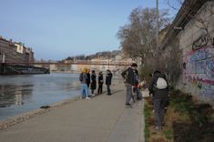 The volunteers assembled by the organization "Des espèces parmi’Lyon" on the bank of the Saône river.
