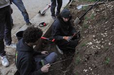 Quentin Brunelle and Matthieu Coumoul from "Des Espèces parmi'Lyon" explain how to plant willow seedlings in the dug-up riverbank.