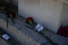 Roses bearing the inscription "No to war" at the Soviet Memorial in Treptower Park.